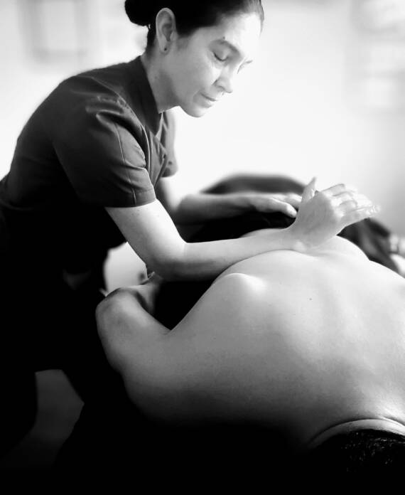 Praticienne réalisant un massage intuitif