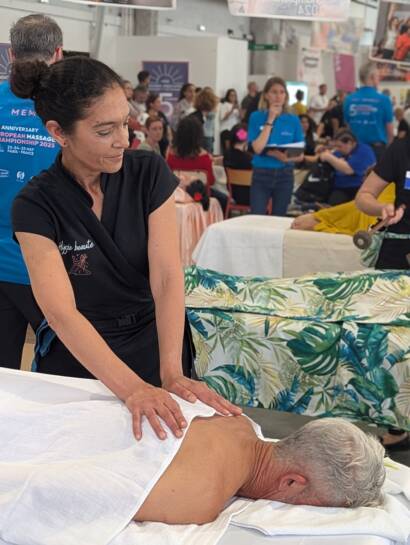 Votre praticienne réalise son massage sous le regard attentif du jury Votre praticienne réalise un massage au tournoi sous le regard du public et des jurés