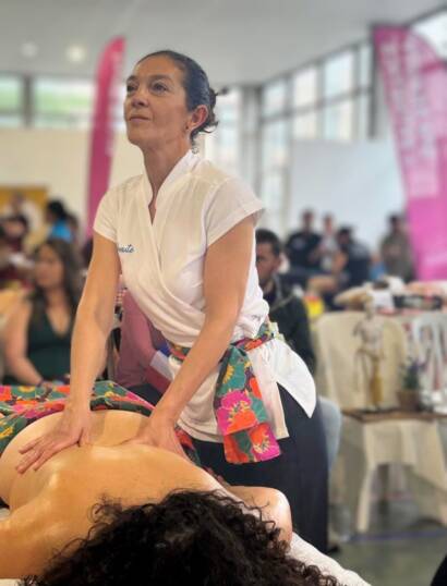 Votre praticienne réalise un massage au tournoi sous le regard du public et des jurés