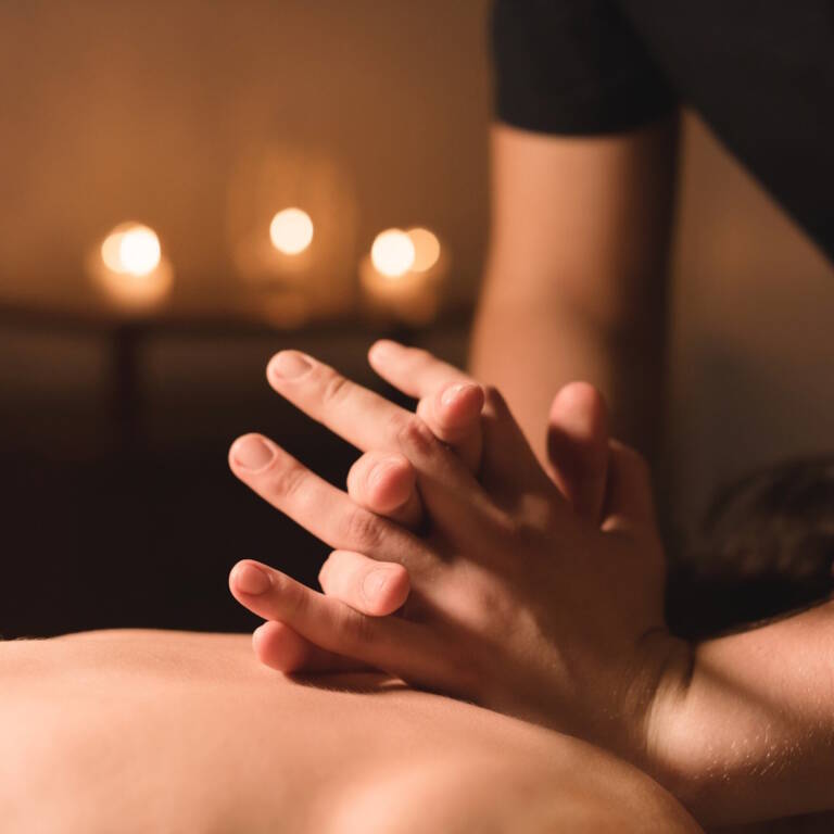 Praticienne réalisant un massage émotionnel