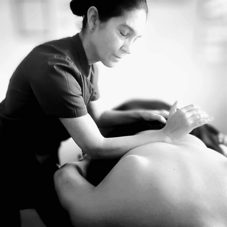 Praticienne réalisant un massage intuitif
