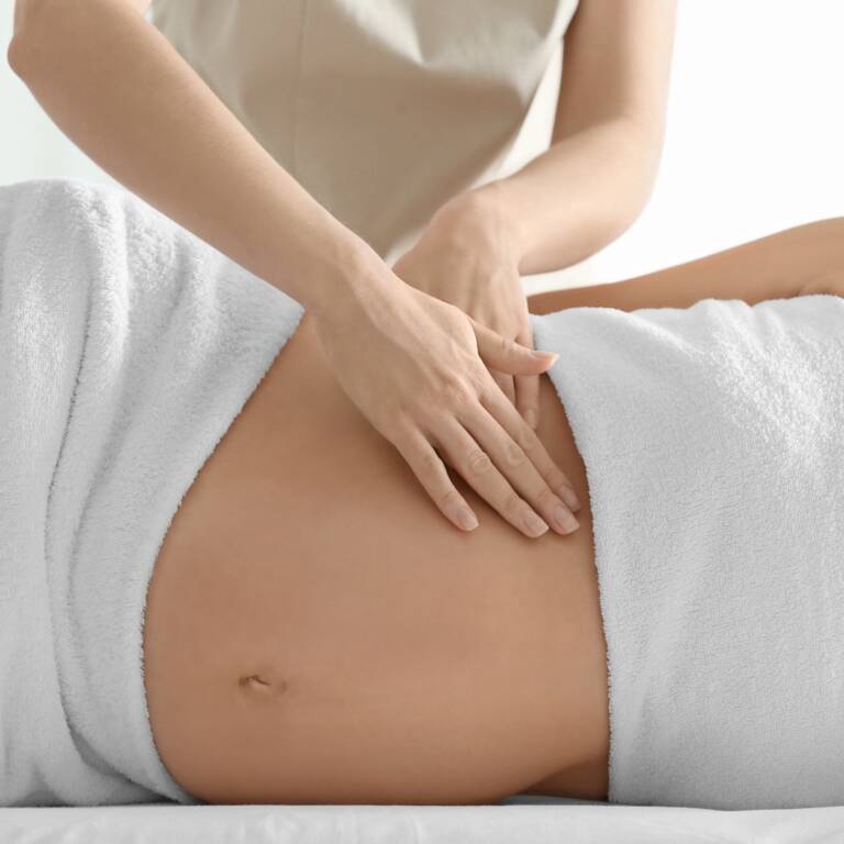 Praticienne réalisant un massage prénatal